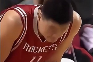 姚明错失中国人在NBA第一次绝杀，黄曼巴太强了