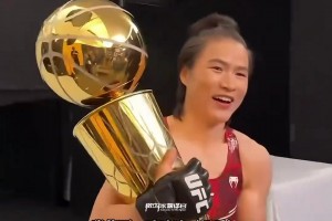 总冠军奖杯NBA球员拿着觉得小，UFC选手捧着显得好大啊